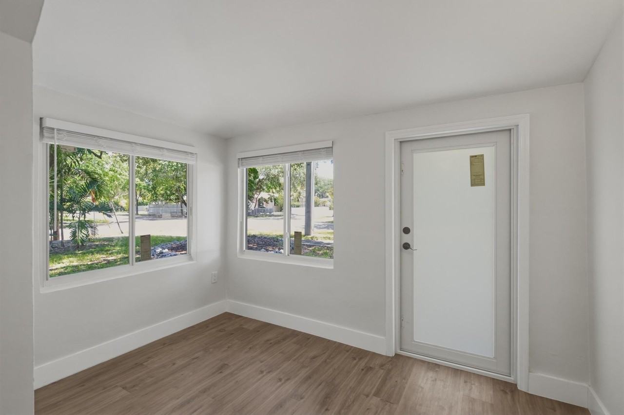 12980 Ne 10th Ave - Photo 2 of 30