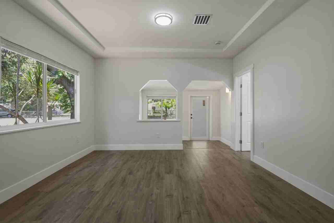 12980 Ne 10th Ave - Photo 3 of 30
