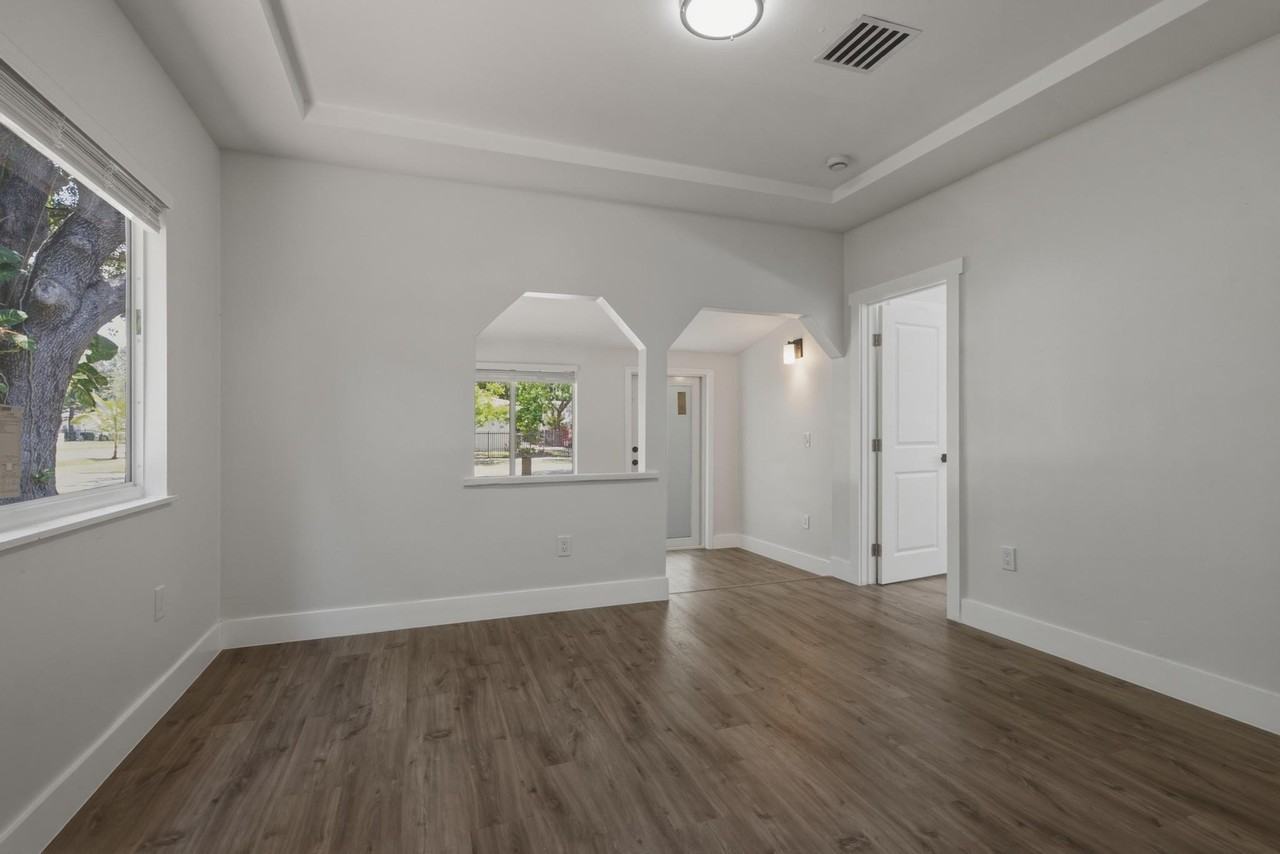 12980 Ne 10th Ave - Photo 4 of 30