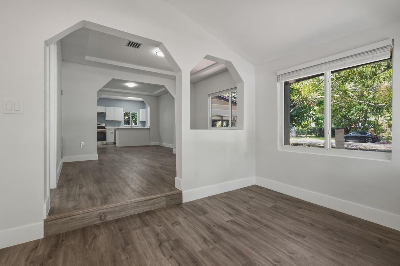12980 Ne 10th Ave - Photo 5 of 30
