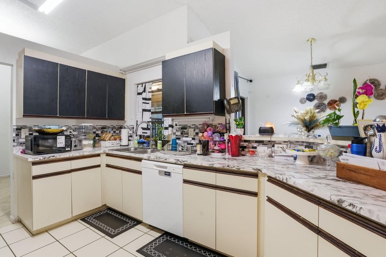 2171 Nw 76th Ave - Photo 6 of 26
