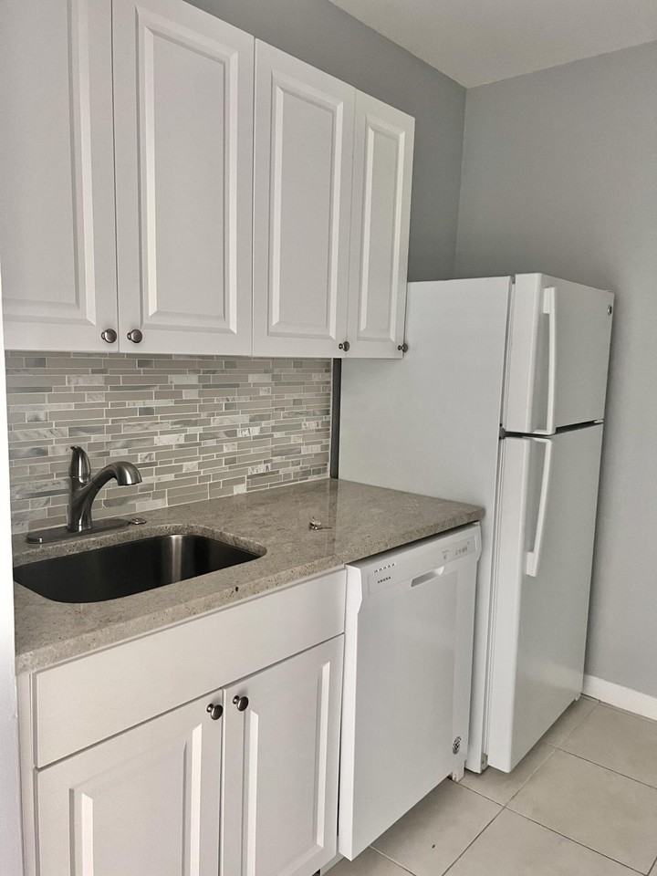 2309 S Federal Hwy #10 - Photo 4 of 15