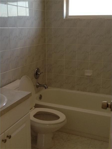 8841 Nw 14th St - Photo 4 of 8