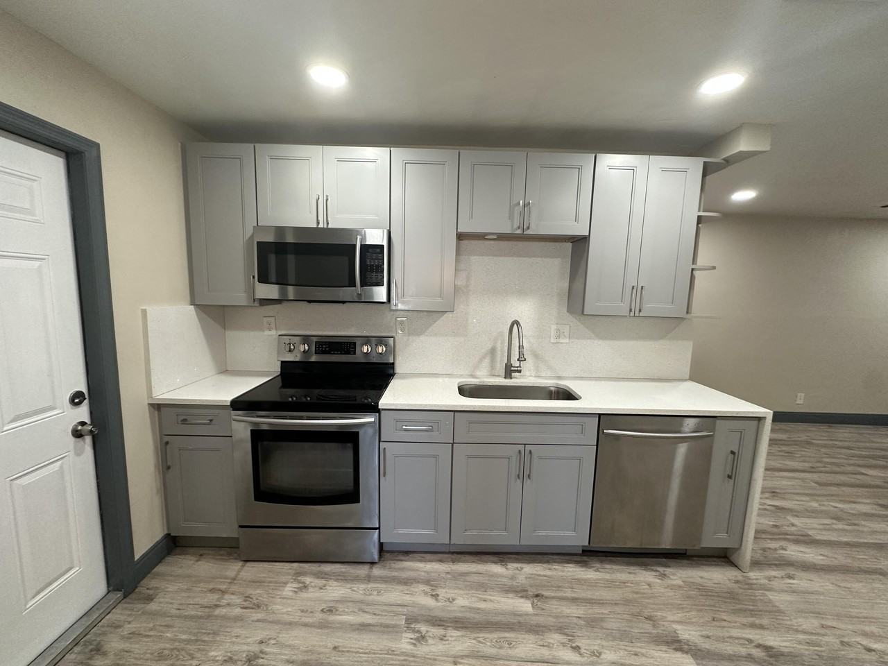 2550 Ne 7th Ter - Photo 4 of 12