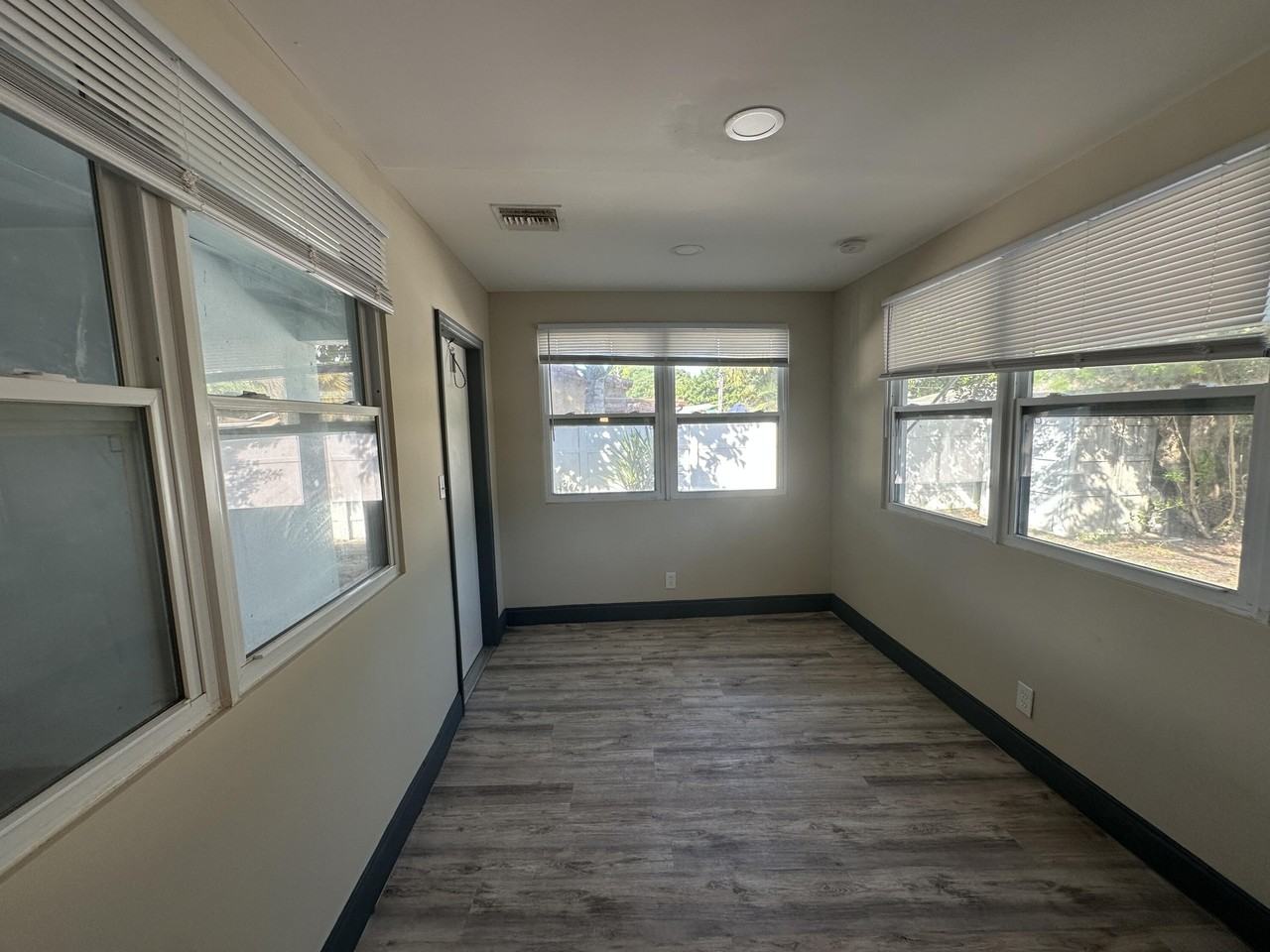 2550 Ne 7th Ter - Photo 5 of 12