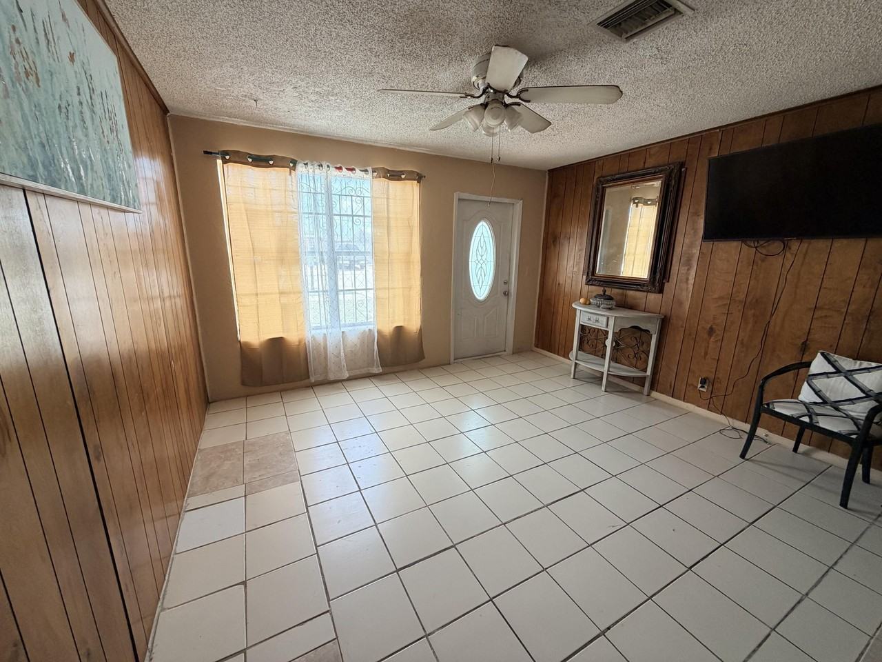 2033 Longwood Rd - Photo 5 of 9