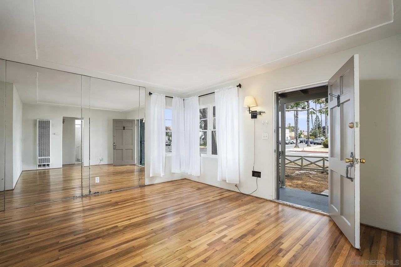1537 Sunset Cliffs Blvd - Photo 3 of 33
