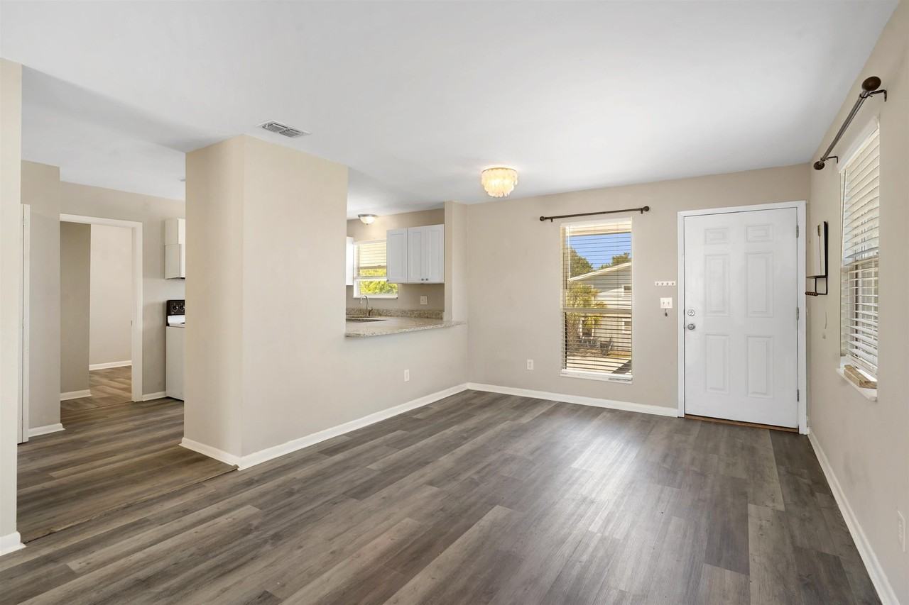 207 9th St #B - Photo 4 of 21