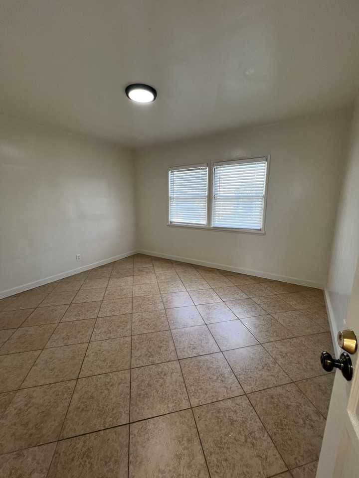128 S Tremont St Apt A - Photo 5 of 10