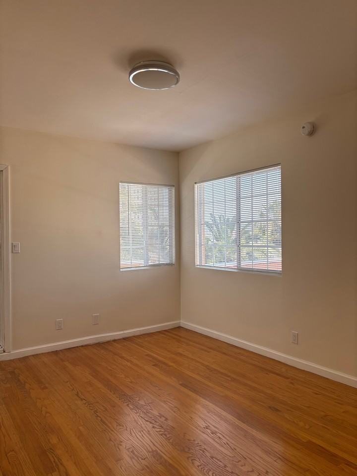 221 N Commonwealth Ave #1 - Photo 2 of 33