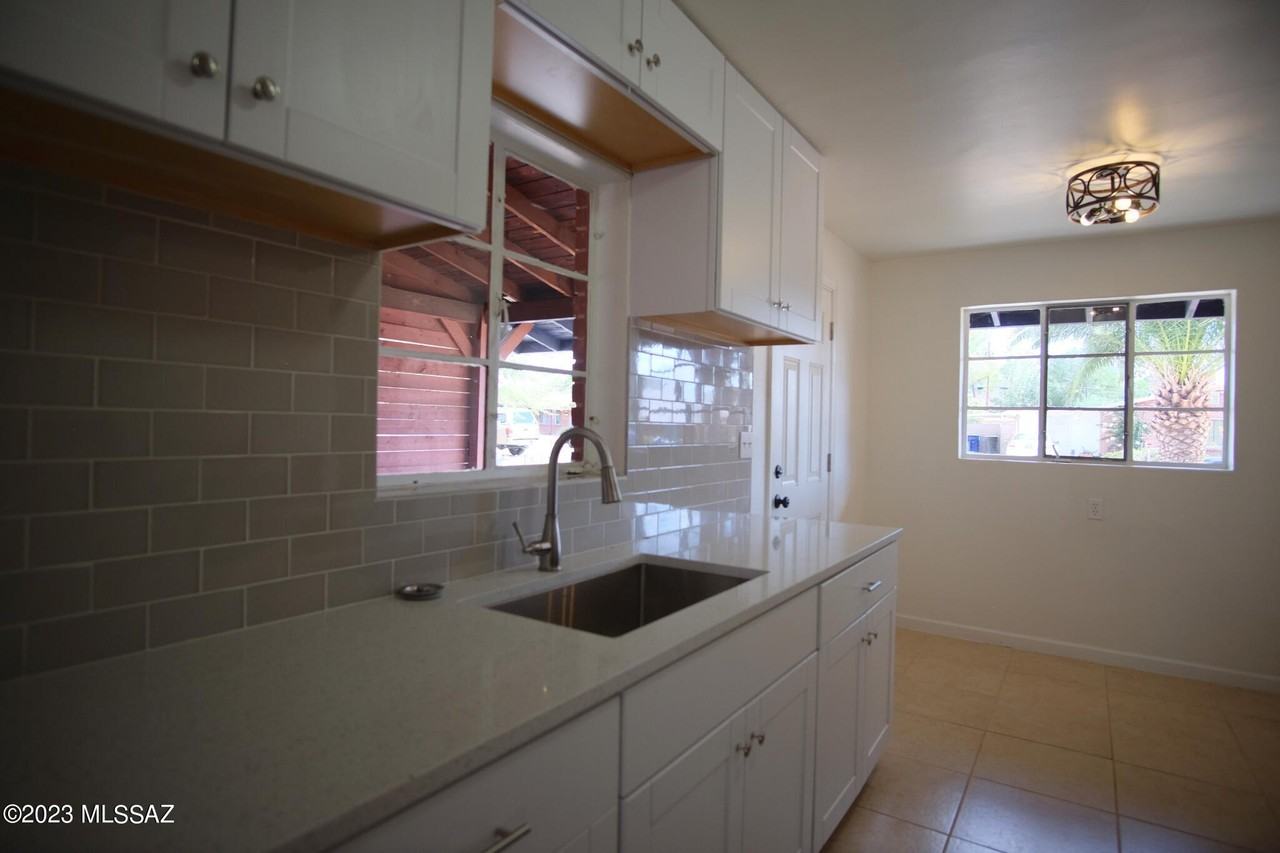 721 E Joan Pl - Photo 3 of 31