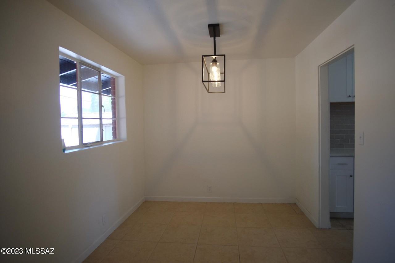 721 E Joan Pl - Photo 4 of 31