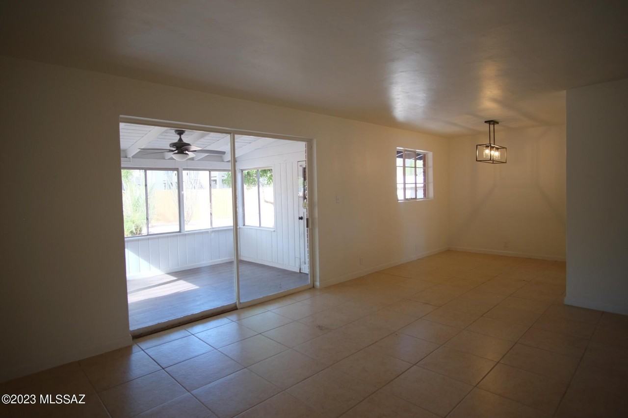 721 E Joan Pl - Photo 5 of 31