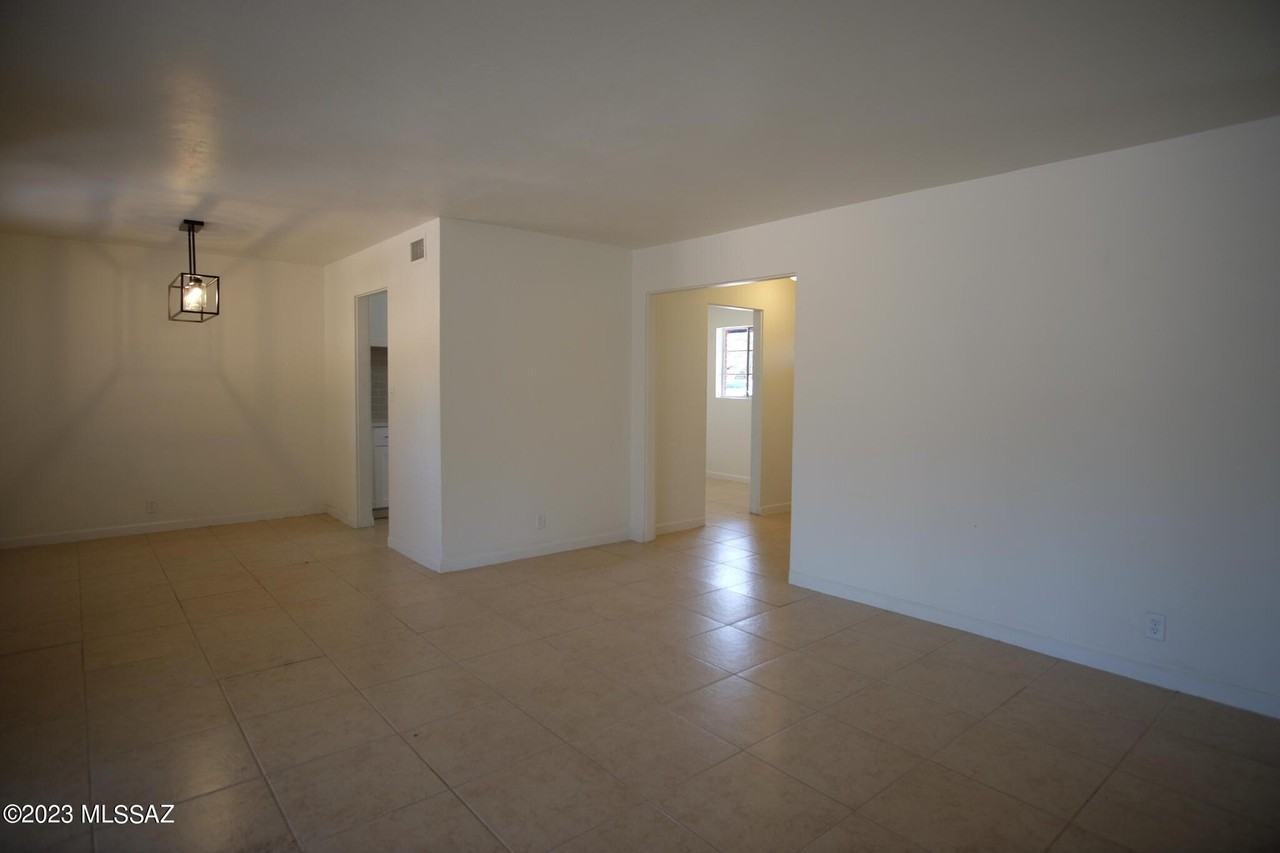 721 E Joan Pl - Photo 6 of 31