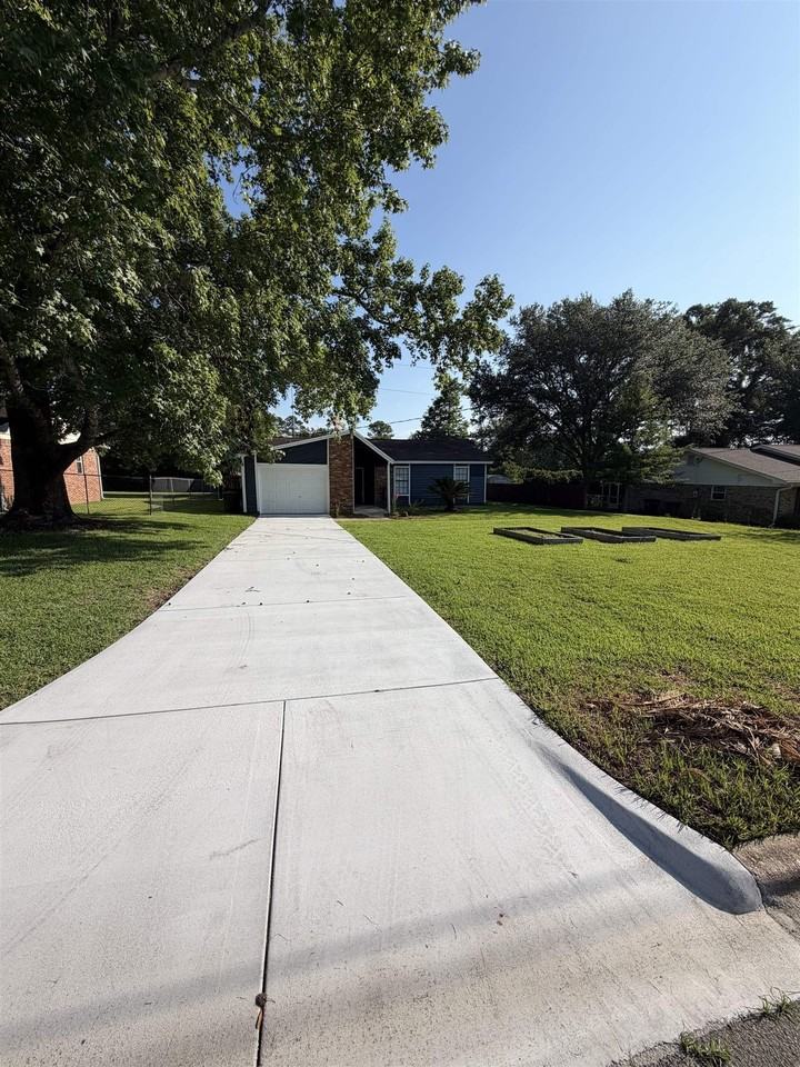 2434 Dundee Dr - Photo 2 of 15