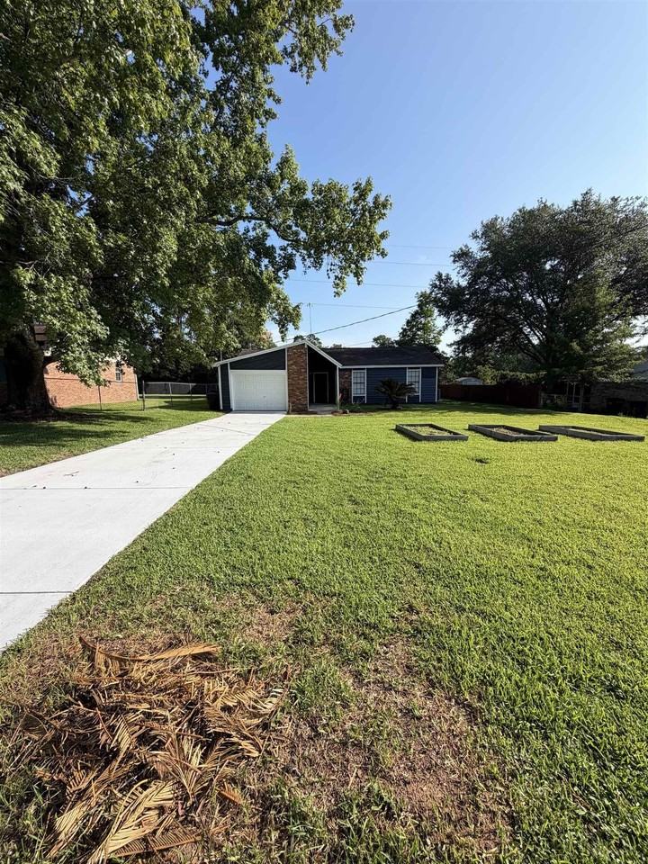 2434 Dundee Dr - Photo 3 of 15