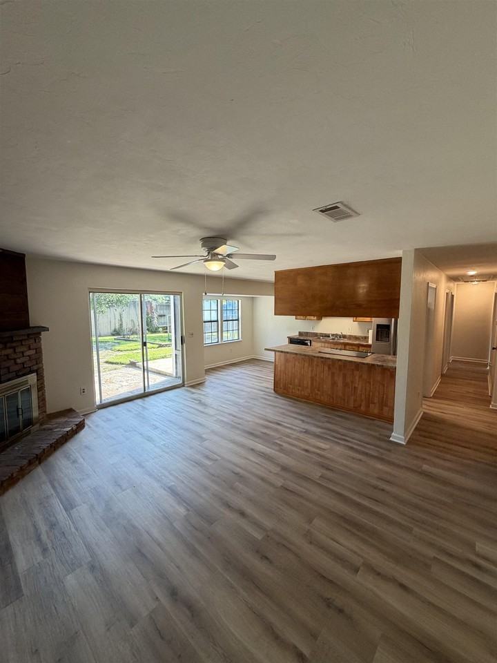 2434 Dundee Dr - Photo 5 of 15