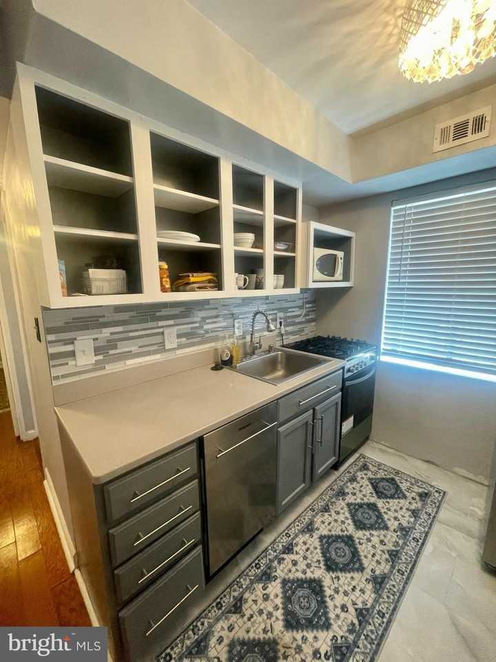 1031 Michigan Ave Ne #101 - Photo 2 of 23