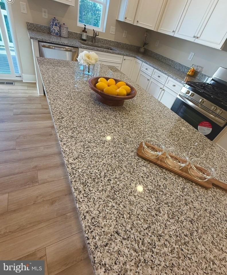 29405 Oxford Dr - Photo 5 of 32