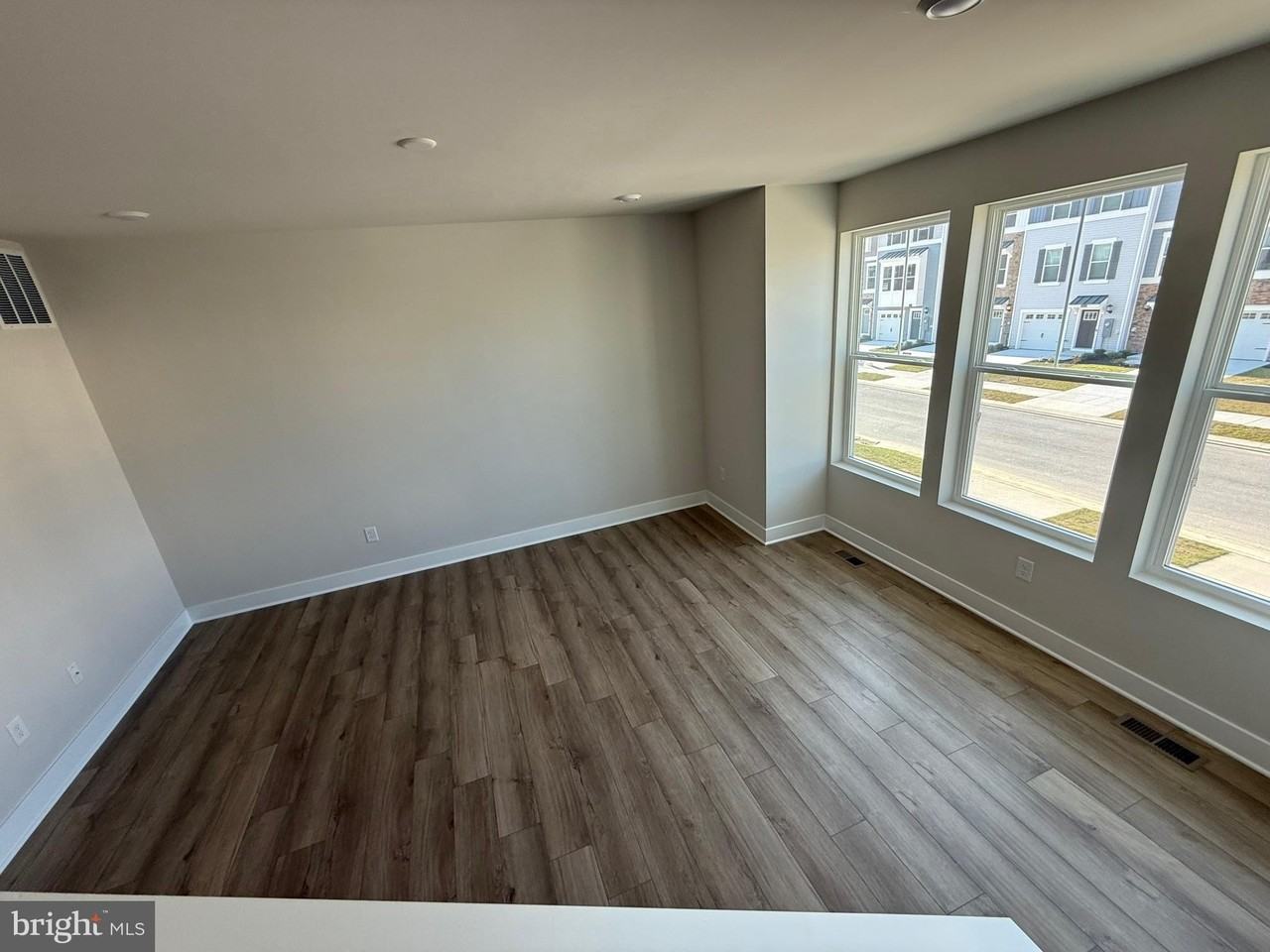 29405 Oxford Dr - Photo 6 of 32