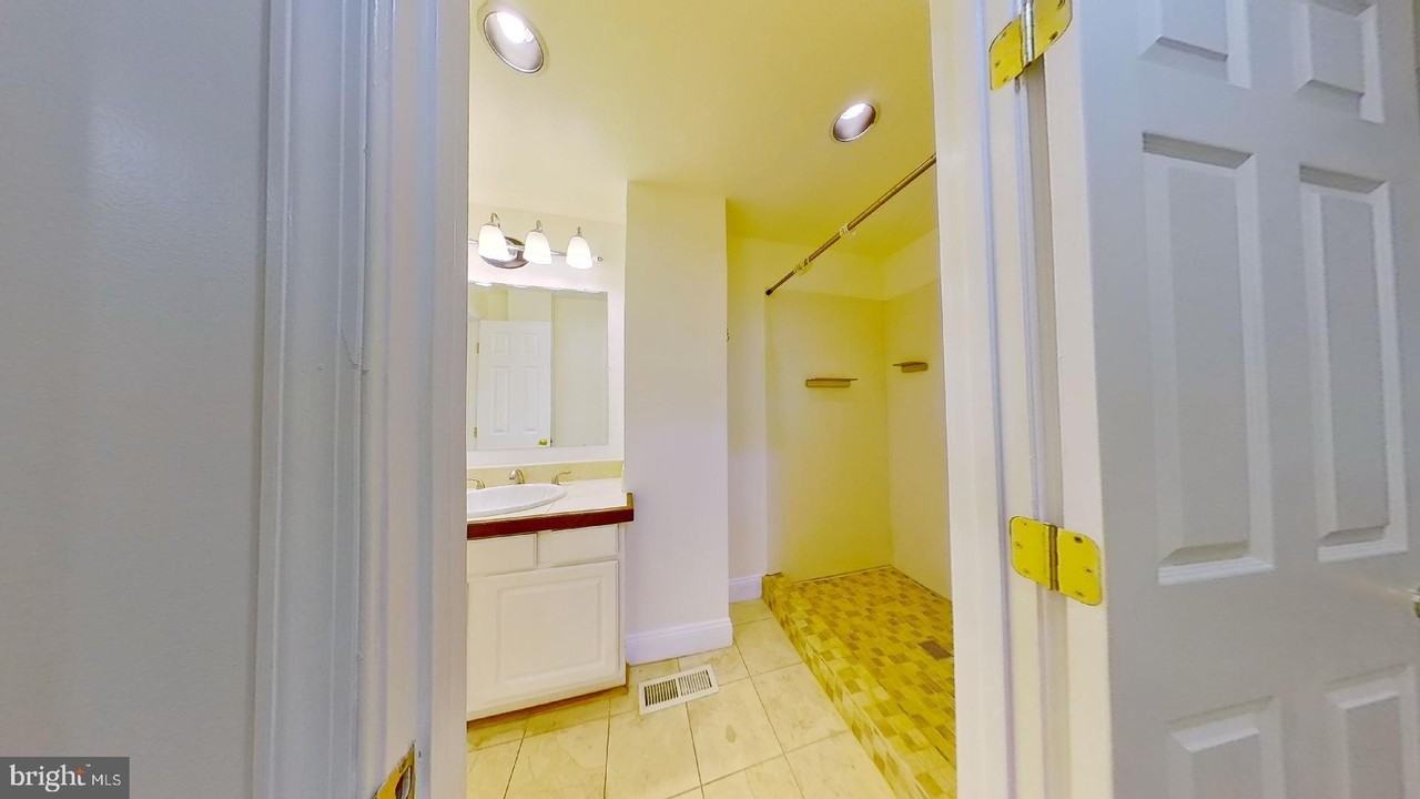 412 S Eaton St - Photo 7 of 11