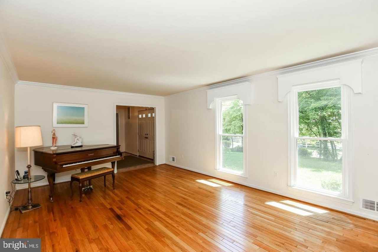 8712 Seven Locks Rd - Photo 5 of 10
