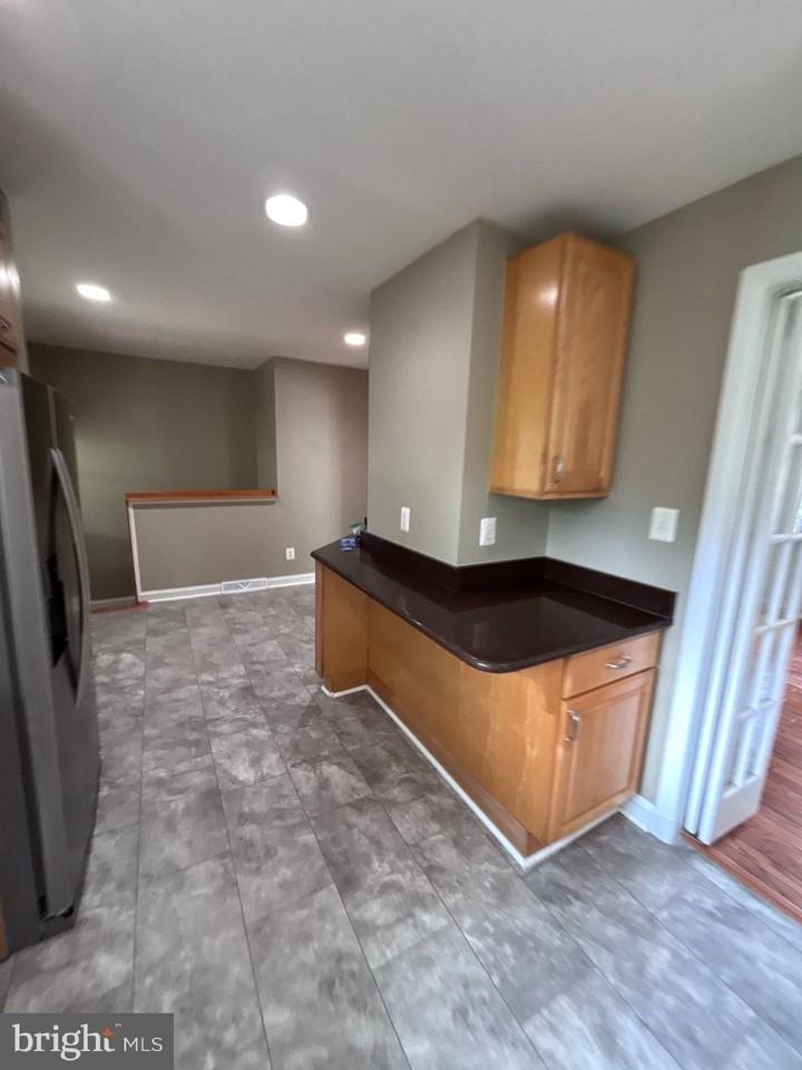 701 Robert Rd - Photo 3 of 10