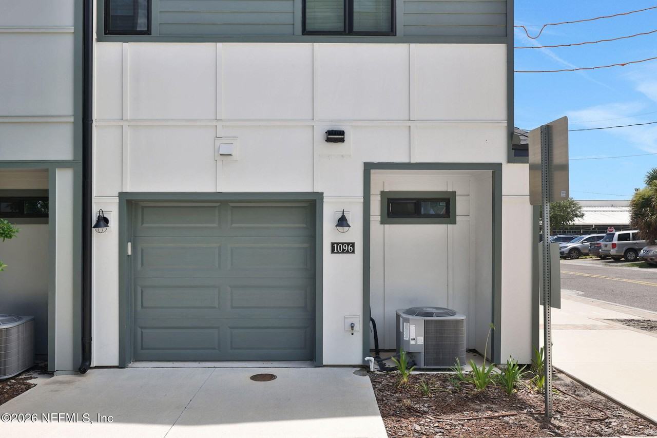1096 Farwell St - Photo 2 of 50