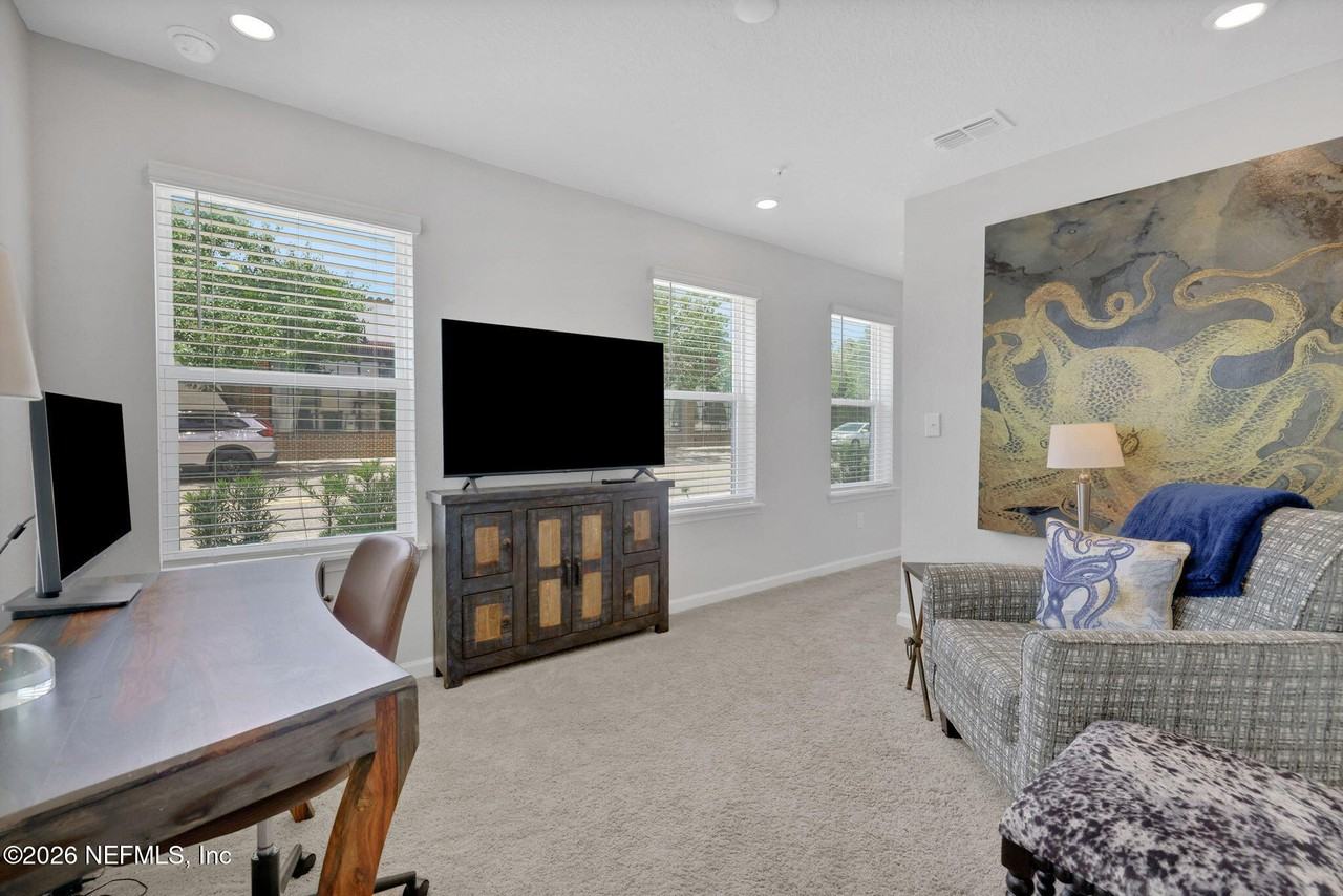 1096 Farwell St - Photo 4 of 50
