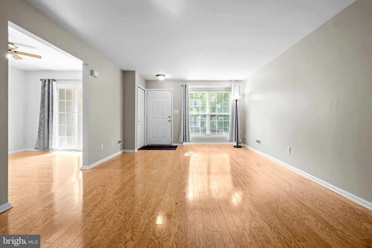 3906 Grenwich Ln - Photo 4 of 33
