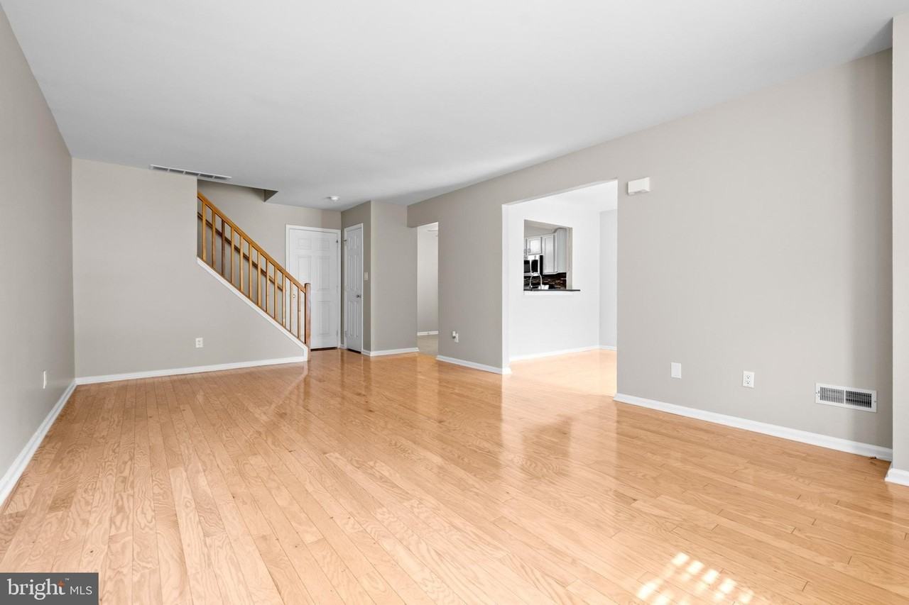3906 Grenwich Ln - Photo 5 of 33