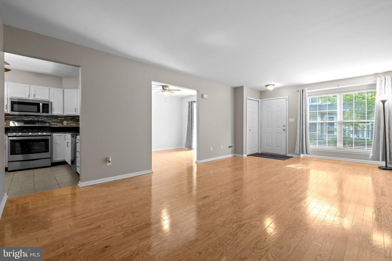 3906 Grenwich Ln - Photo 6 of 33