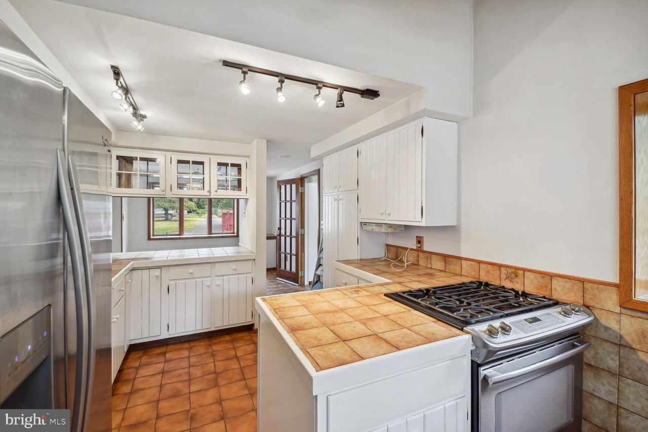 238 Varsity Ave - Photo 4 of 19