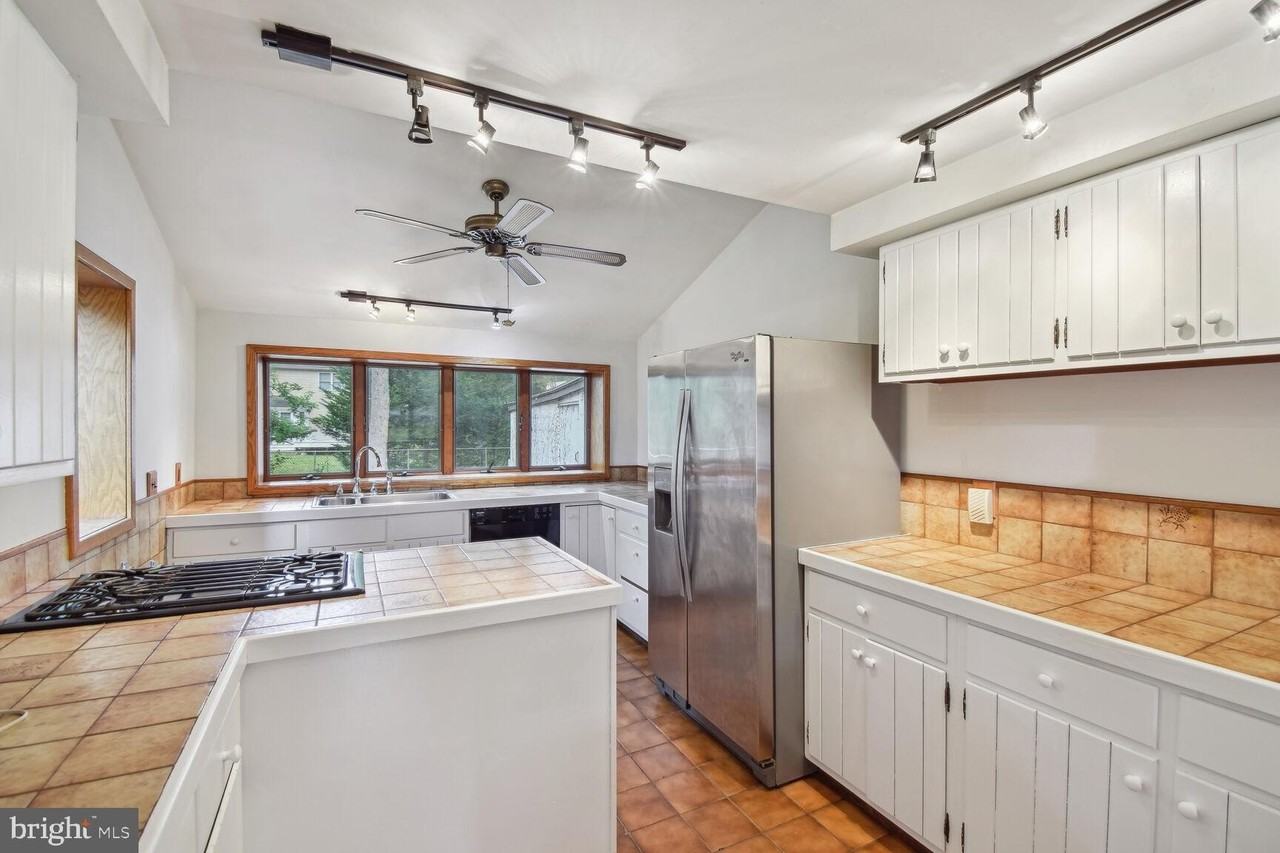 238 Varsity Ave - Photo 5 of 19