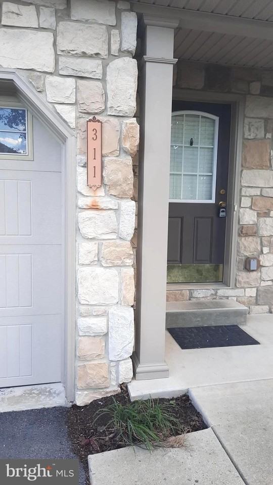 311 Mercury Dr - Photo 2 of 14