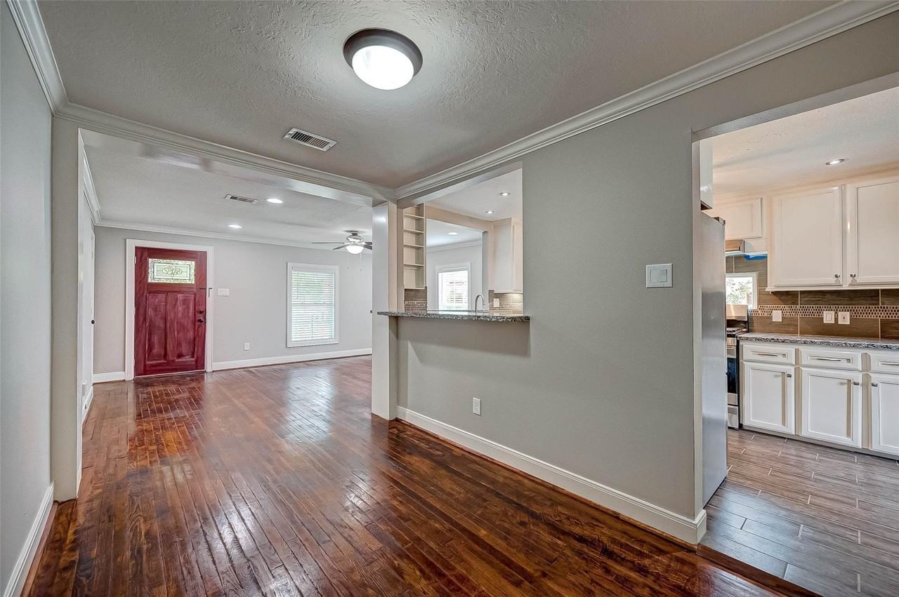 1510 Walton St - Photo 5 of 32