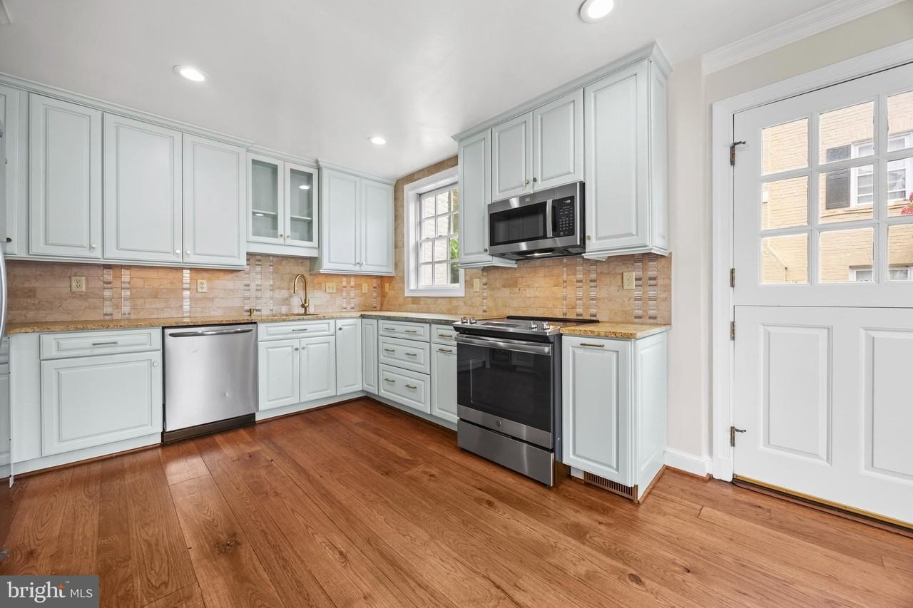 827 S Royal St - Photo 4 of 35