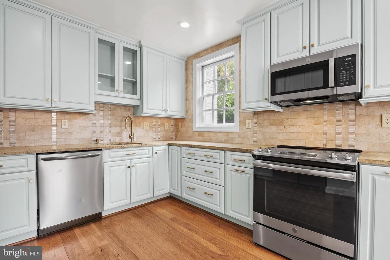 827 S Royal St - Photo 6 of 35