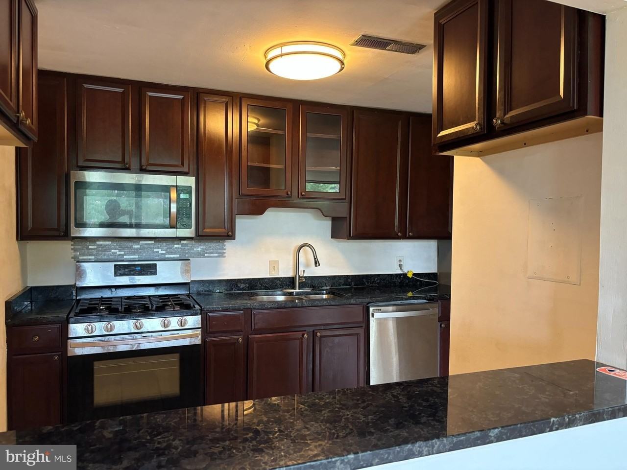 525 N Armistead St #302 - Photo 5 of 20