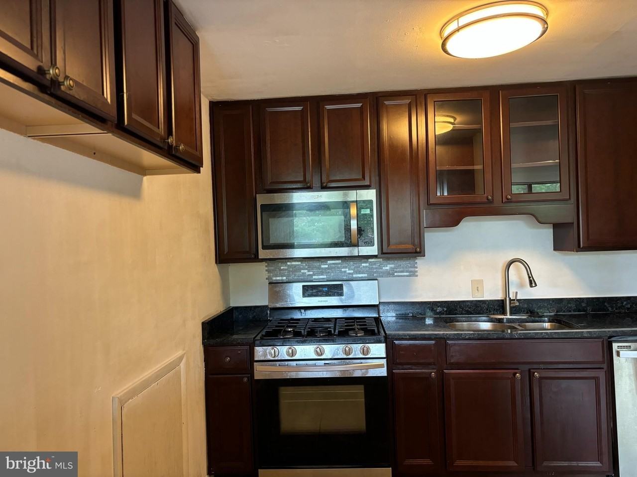 525 N Armistead St #302 - Photo 6 of 20