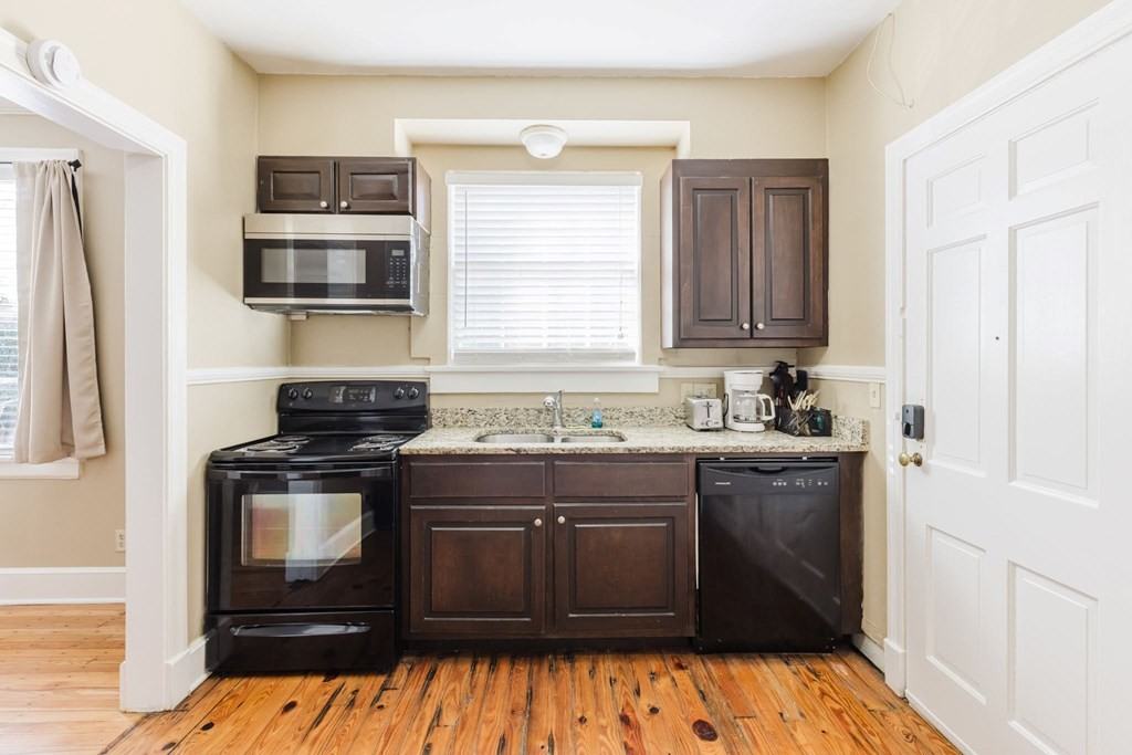 1107 N Madison St - Photo 4 of 20