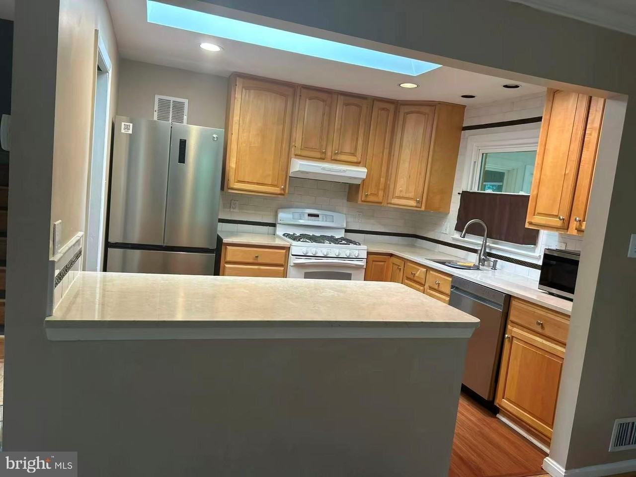 1415 Mayflower Dr - Photo 4 of 31