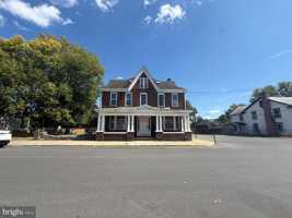 featured image of 703 2nd St #B