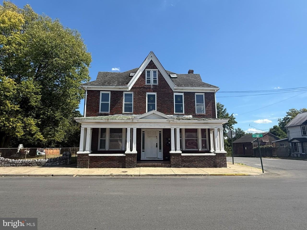 703 2nd St #B - Photo 2 of 22