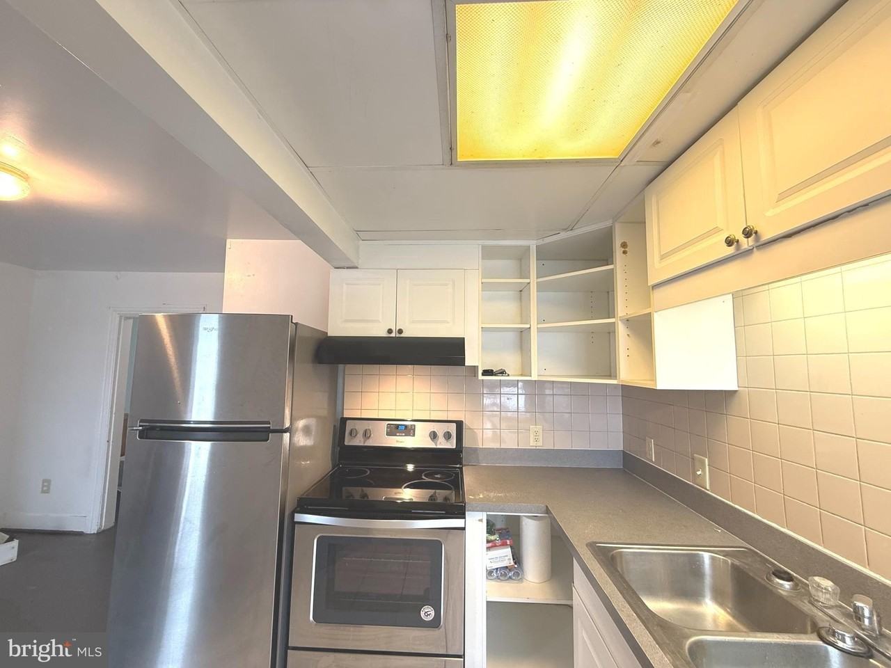 703 2nd St #B - Photo 3 of 22