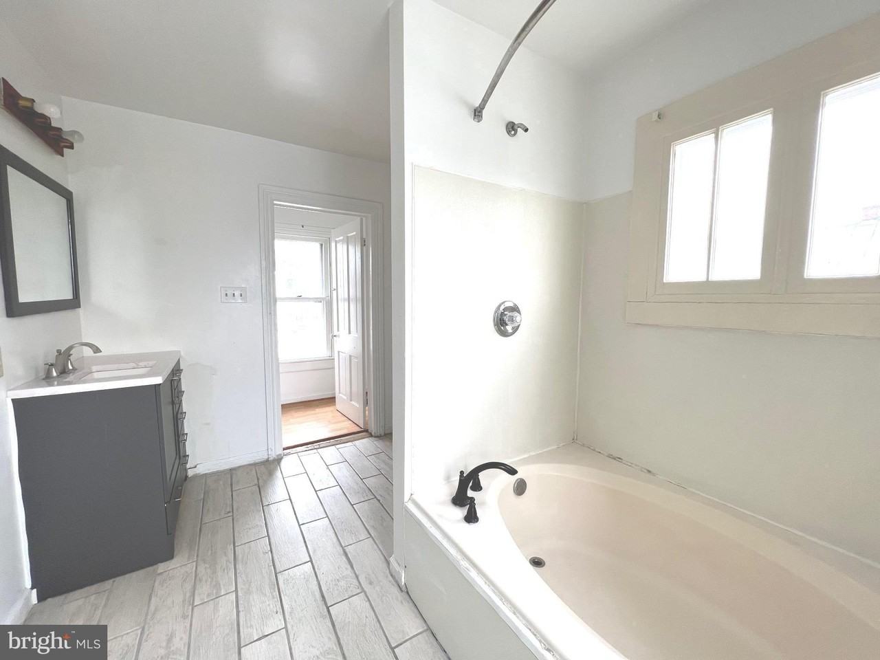 703 2nd St #B - Photo 4 of 22