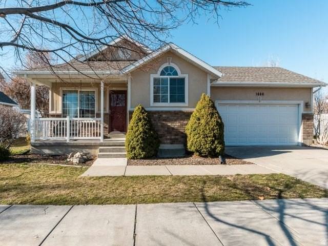 1446 E 1450 N