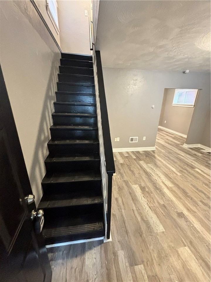 327 Mathews Ave - Photo 3 of 17