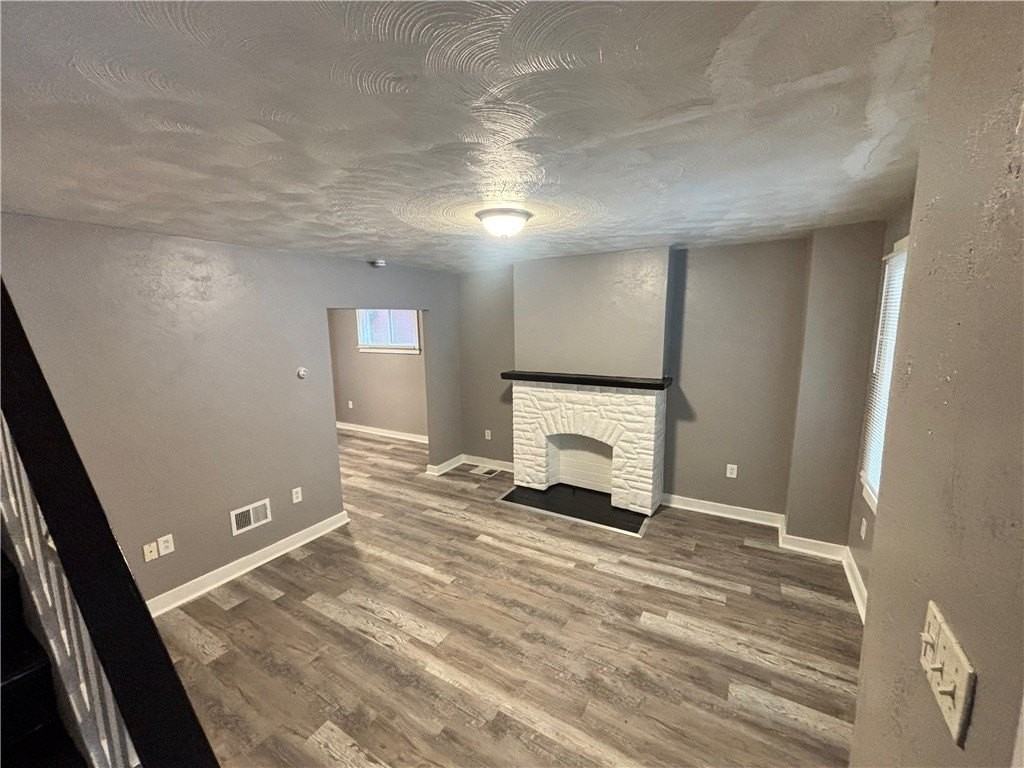 327 Mathews Ave - Photo 4 of 17