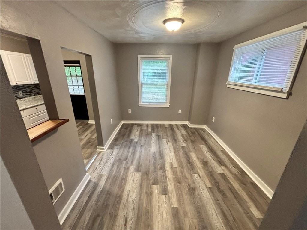 327 Mathews Ave - Photo 5 of 17